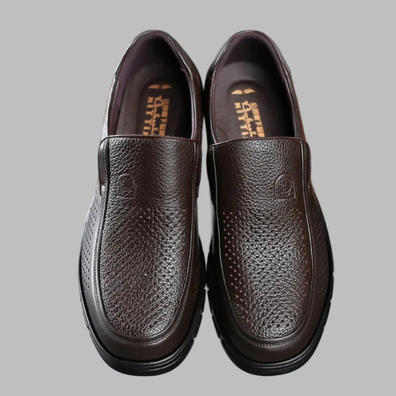 Herrenschuhe im Slip-On-Stil - braunes loch