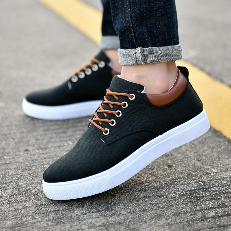 Herren Sneakers mit Schnürsenkeln und Profilsohle - schwarz