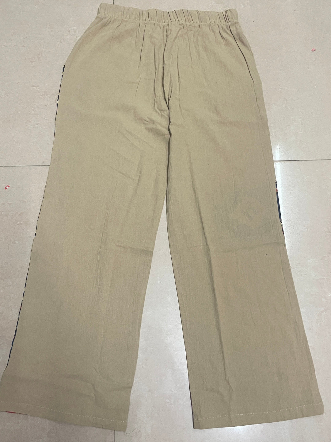 Herrenhose mit geometrischem Muster im Ethno-Stil