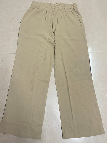 Herrenhose mit geometrischem Muster im Ethno-Stil